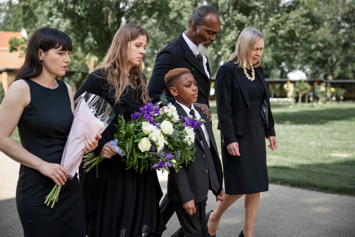 family-visiting-grave-loved-one family-visiting-grave-loved-one